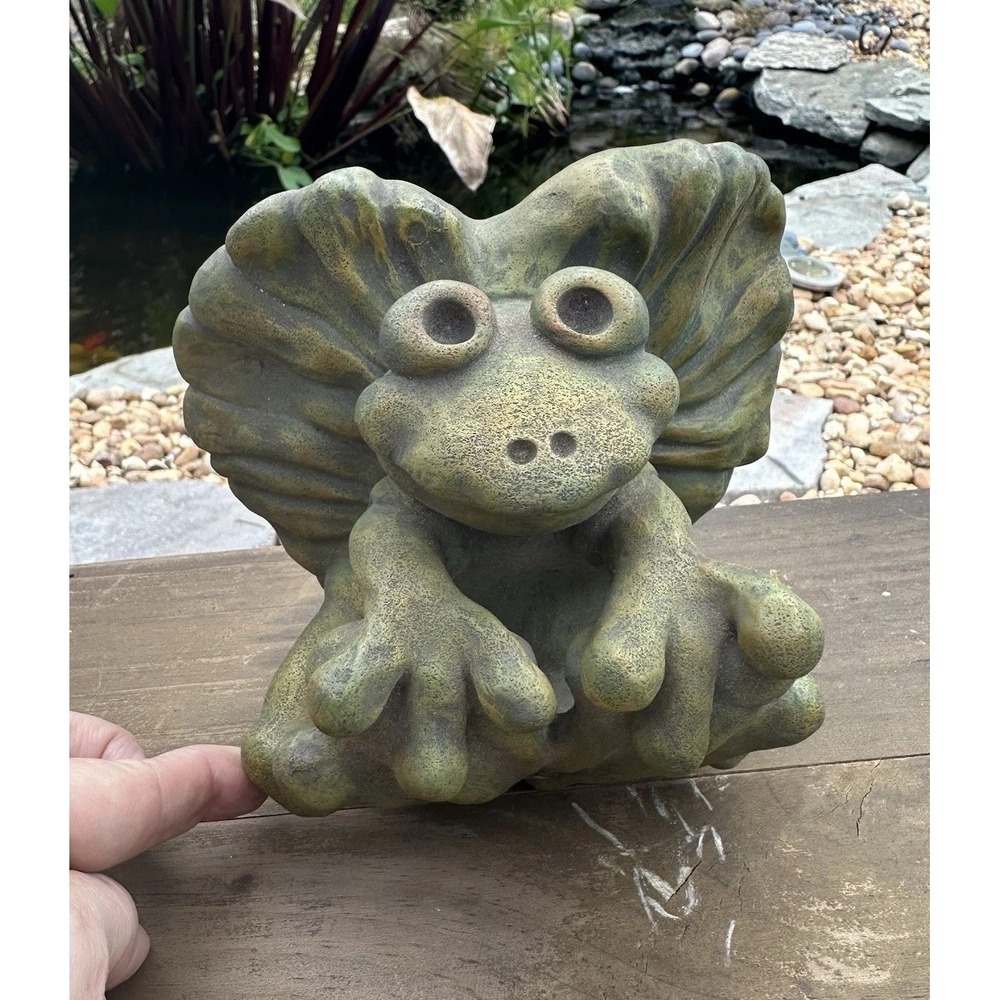 Cast Stone Whimsical Garden Art Wall Plaque Frog Toad Googly Eyes Unique 3D 1999